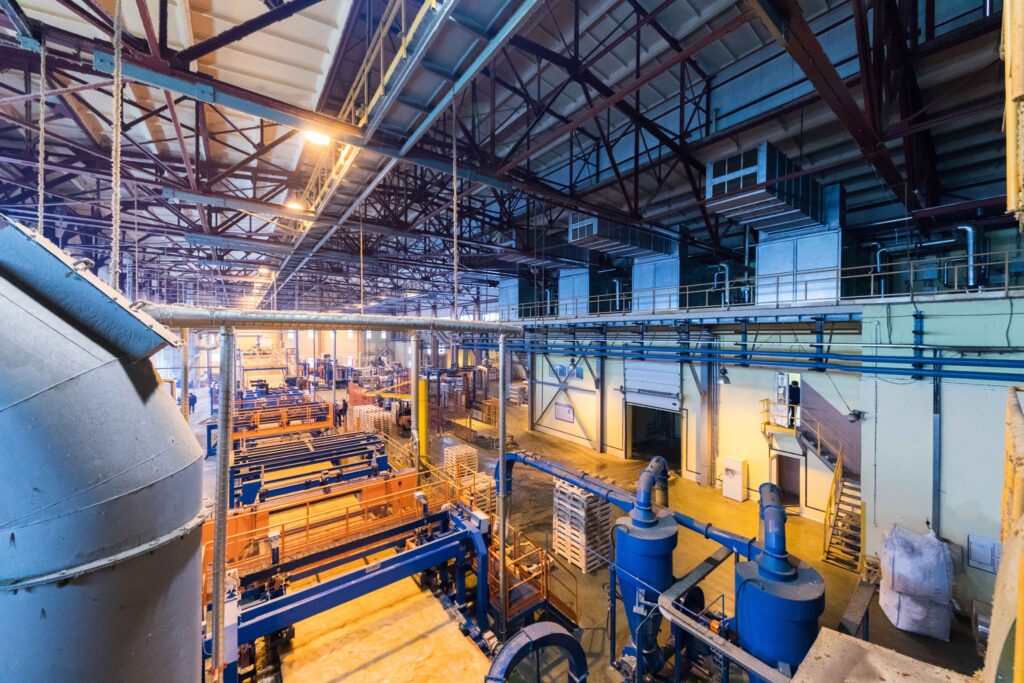 Interior de planta industrial com tubulações e equipamentos